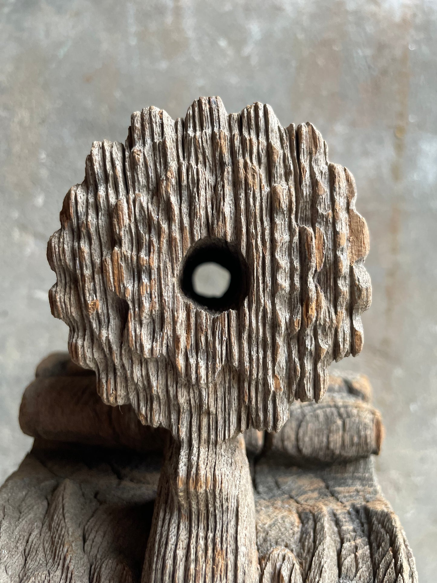 Oud houtsnijwerk uit Indiase tempel