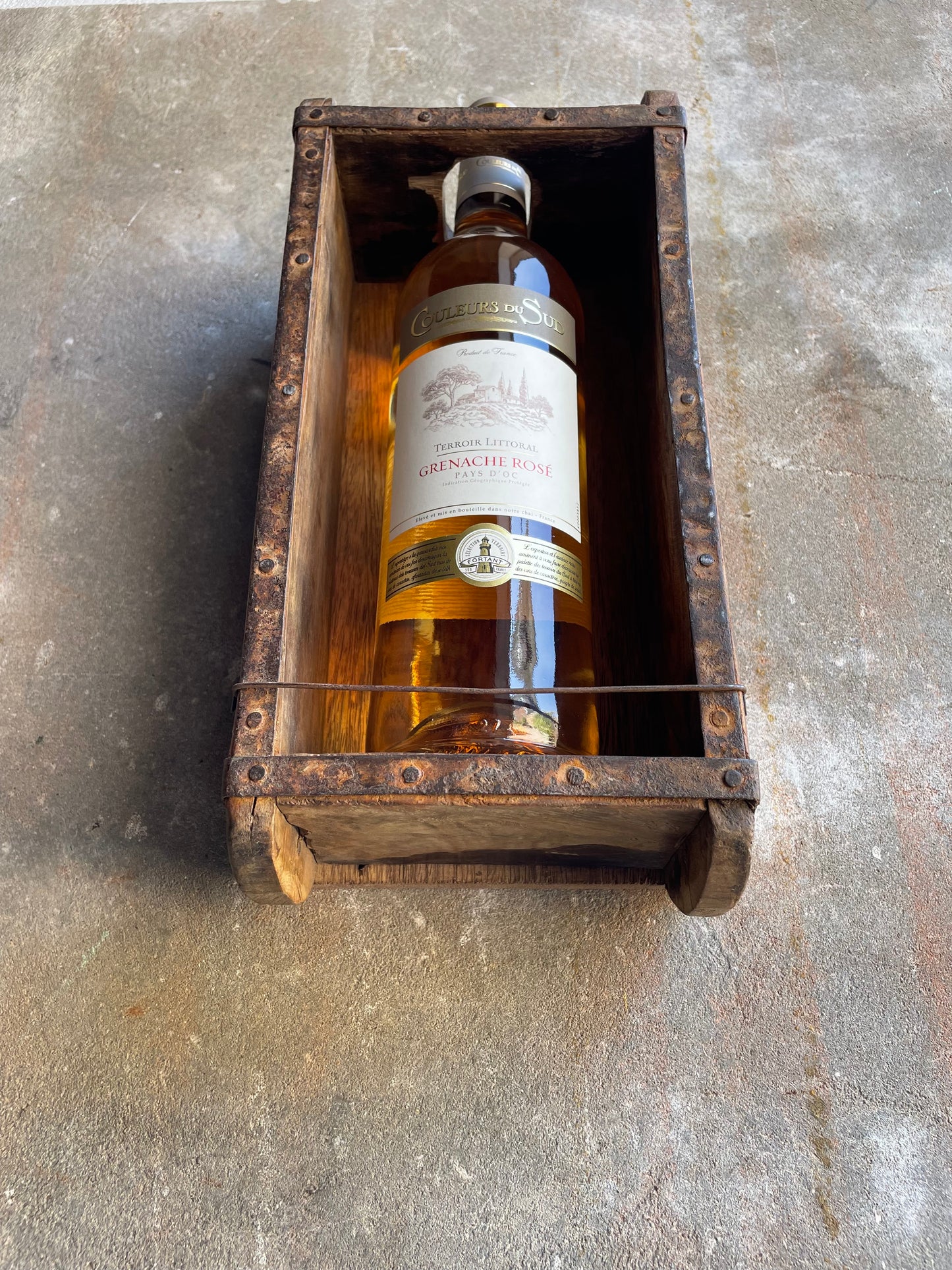 Flessenhouder van oude steenmal