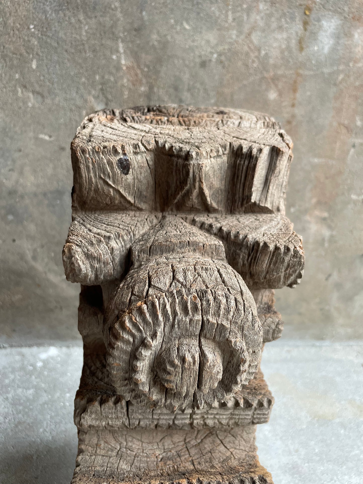 Oud houtsnijwerk uit Indiase tempel