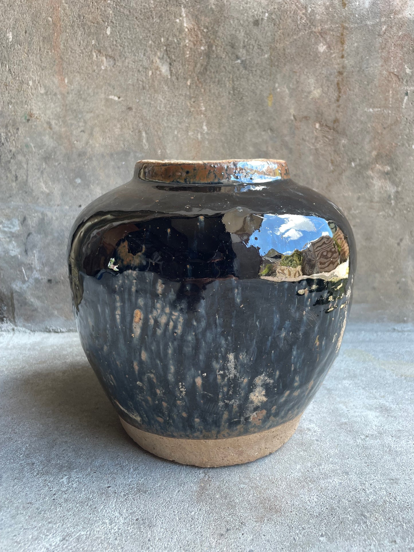 Zwart geglazuurde pot