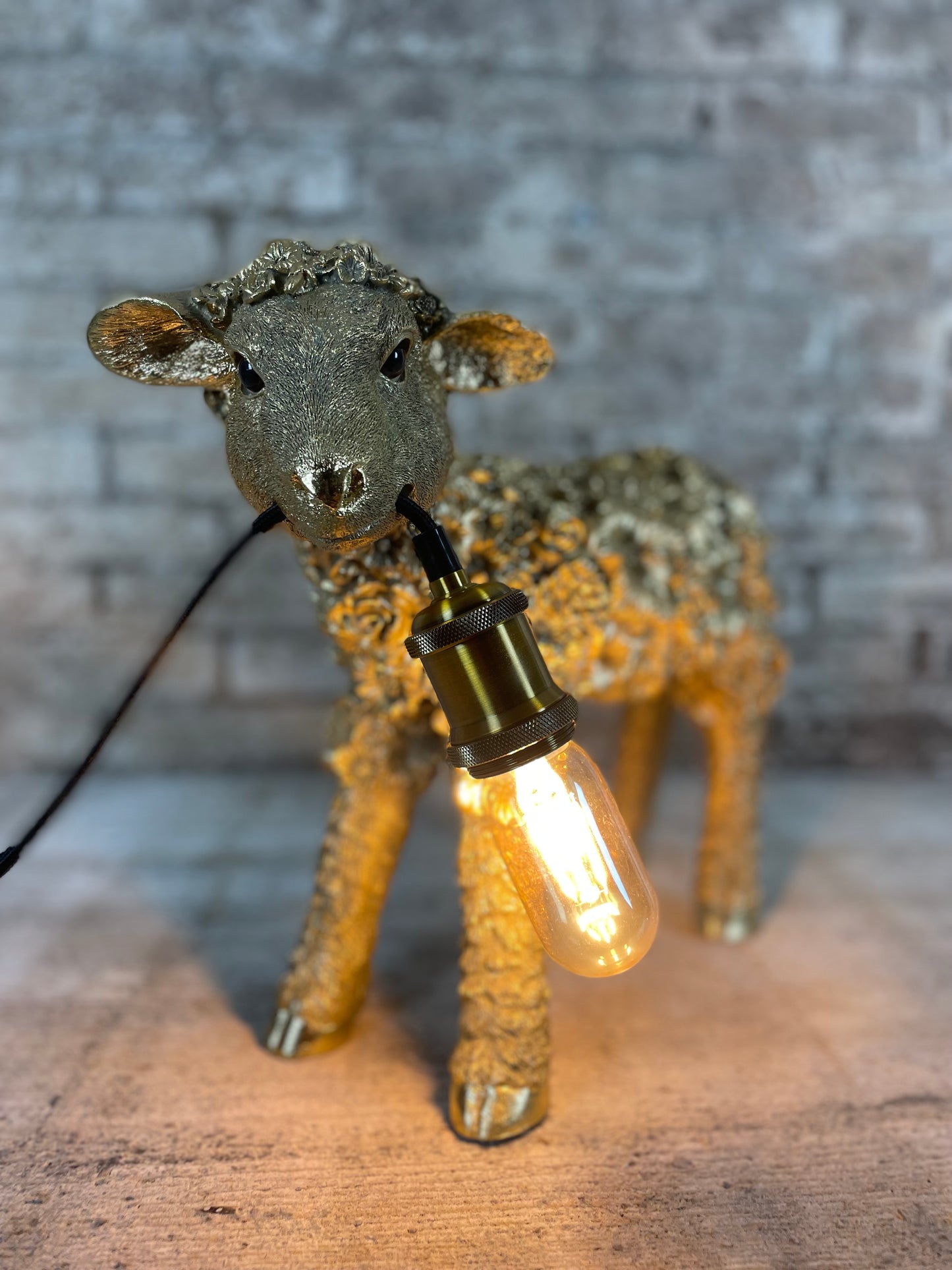 Tafellamp gouden schaap met bloemen