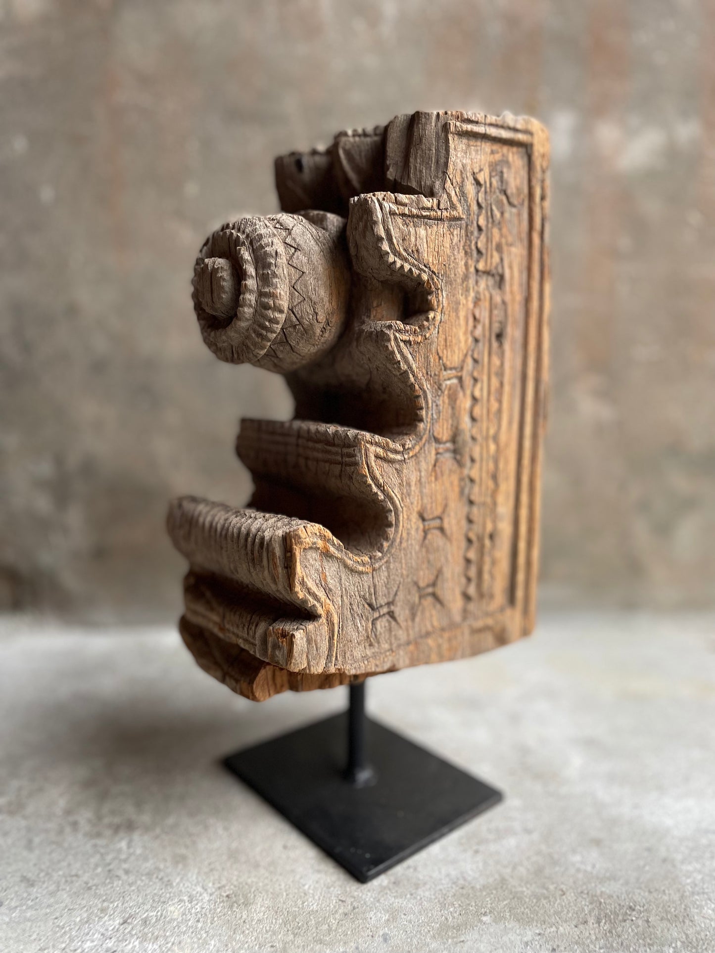 Oud houtsnijwerk uit Indiase tempel