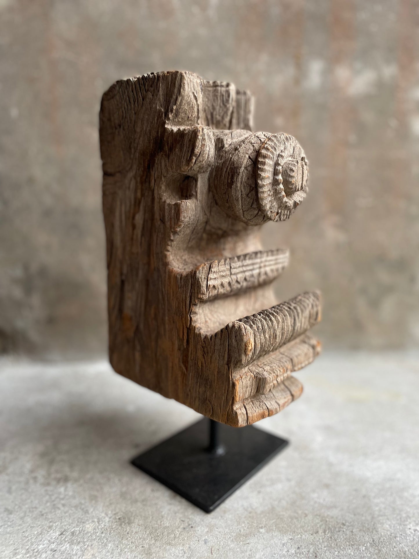 Oud houtsnijwerk uit Indiase tempel