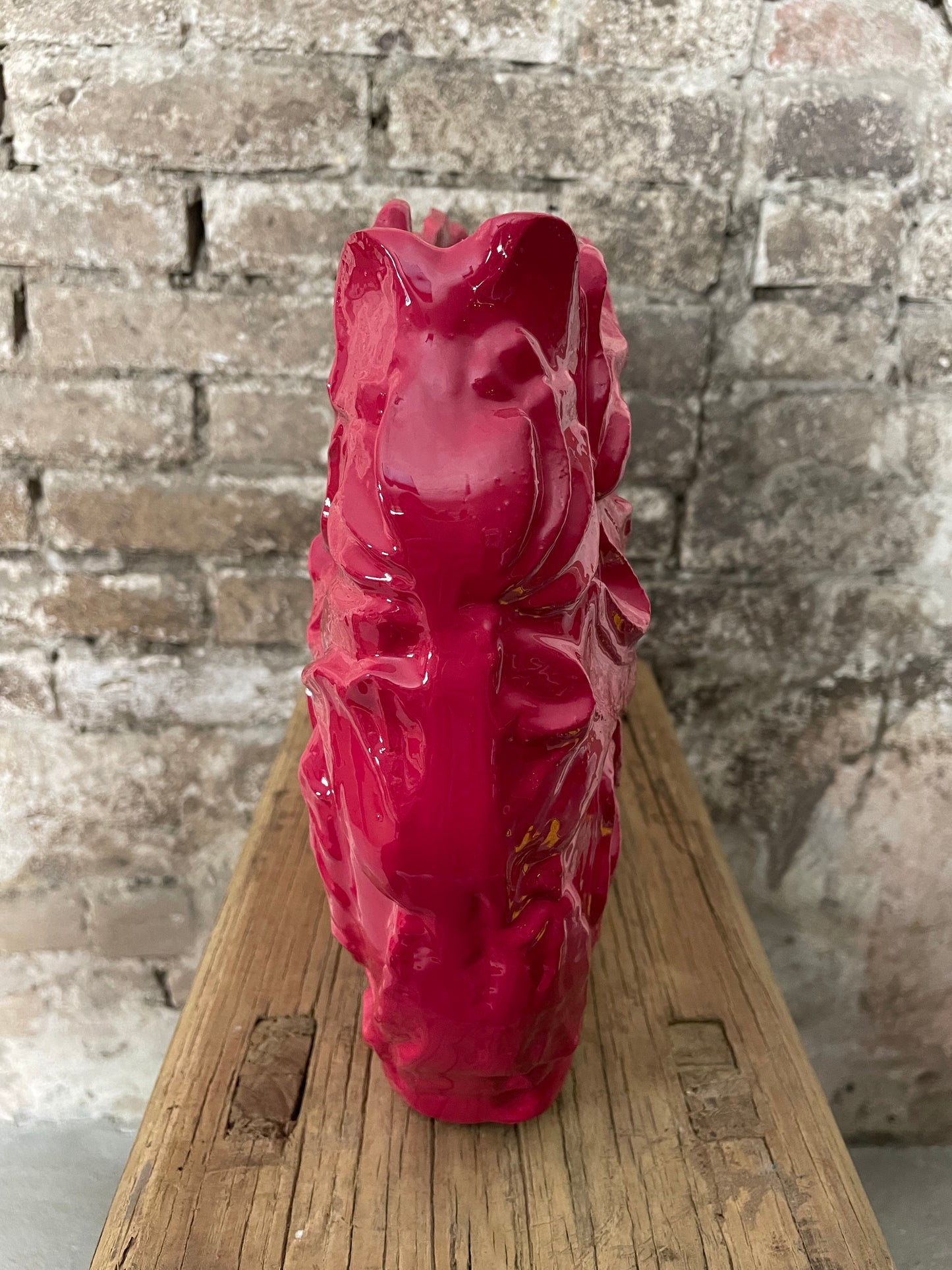 Vaas met bloemen reliëf.