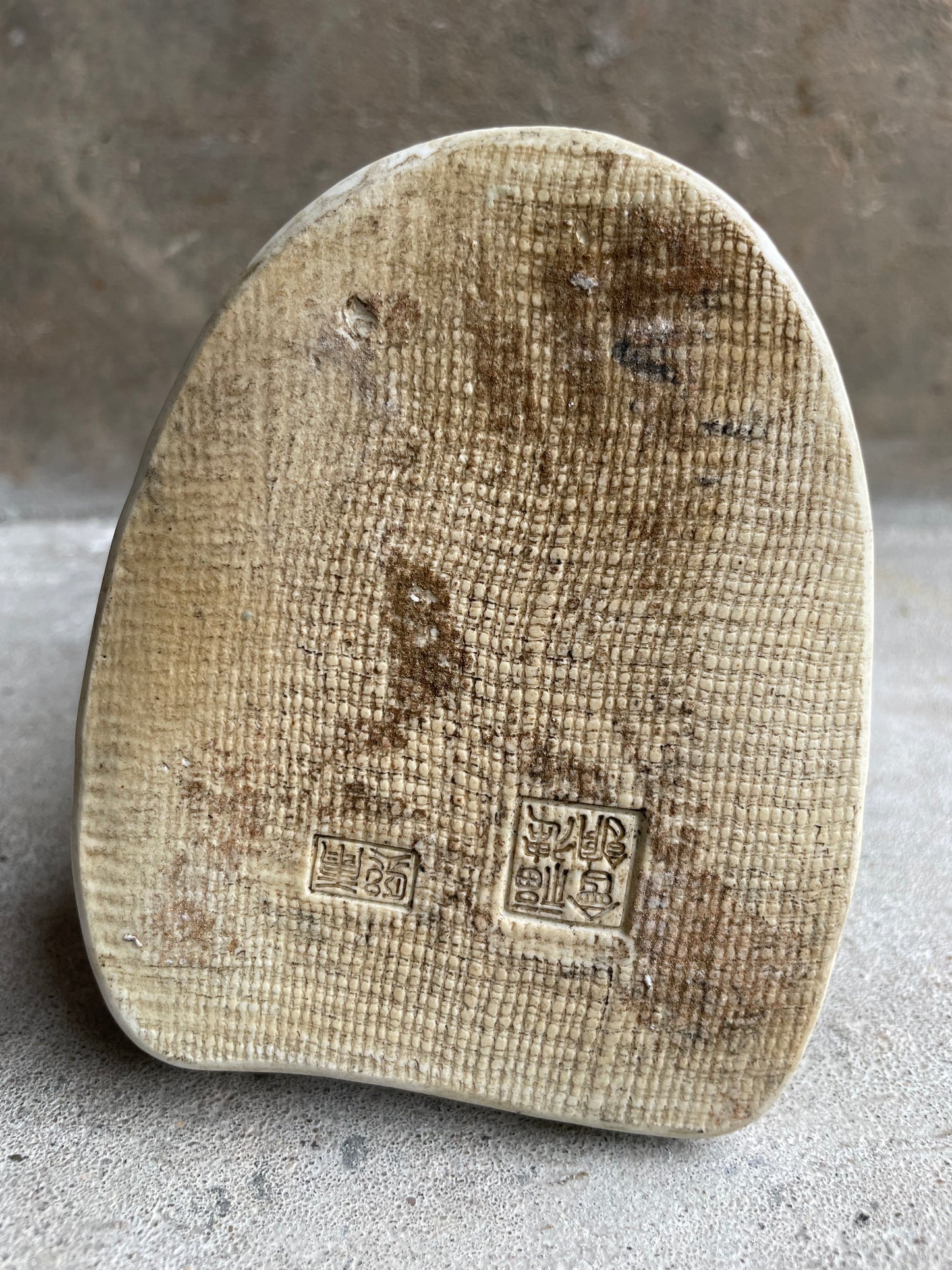 Zittende porseleinen keizer