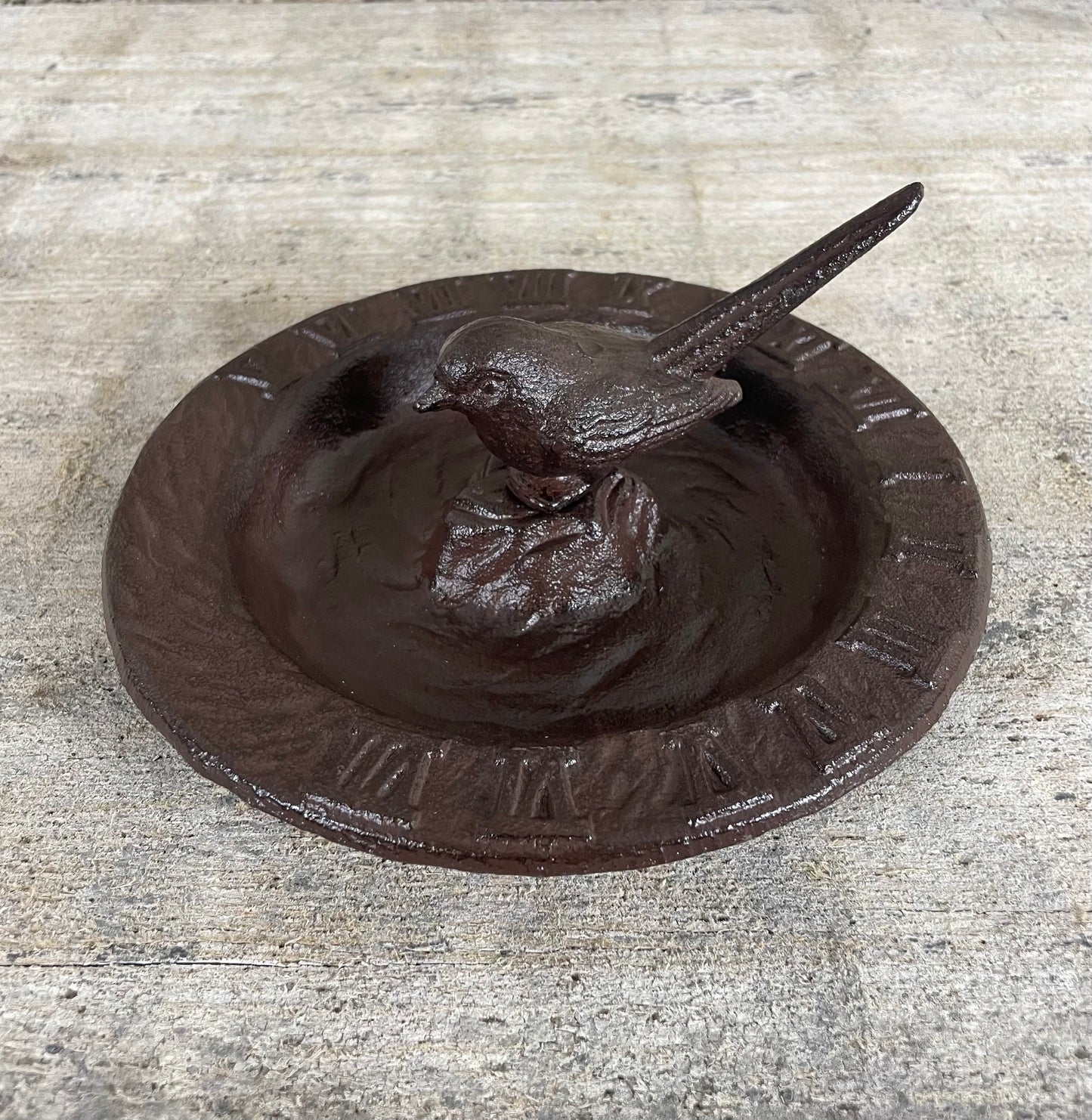 Vogelbad en zonnewijzer