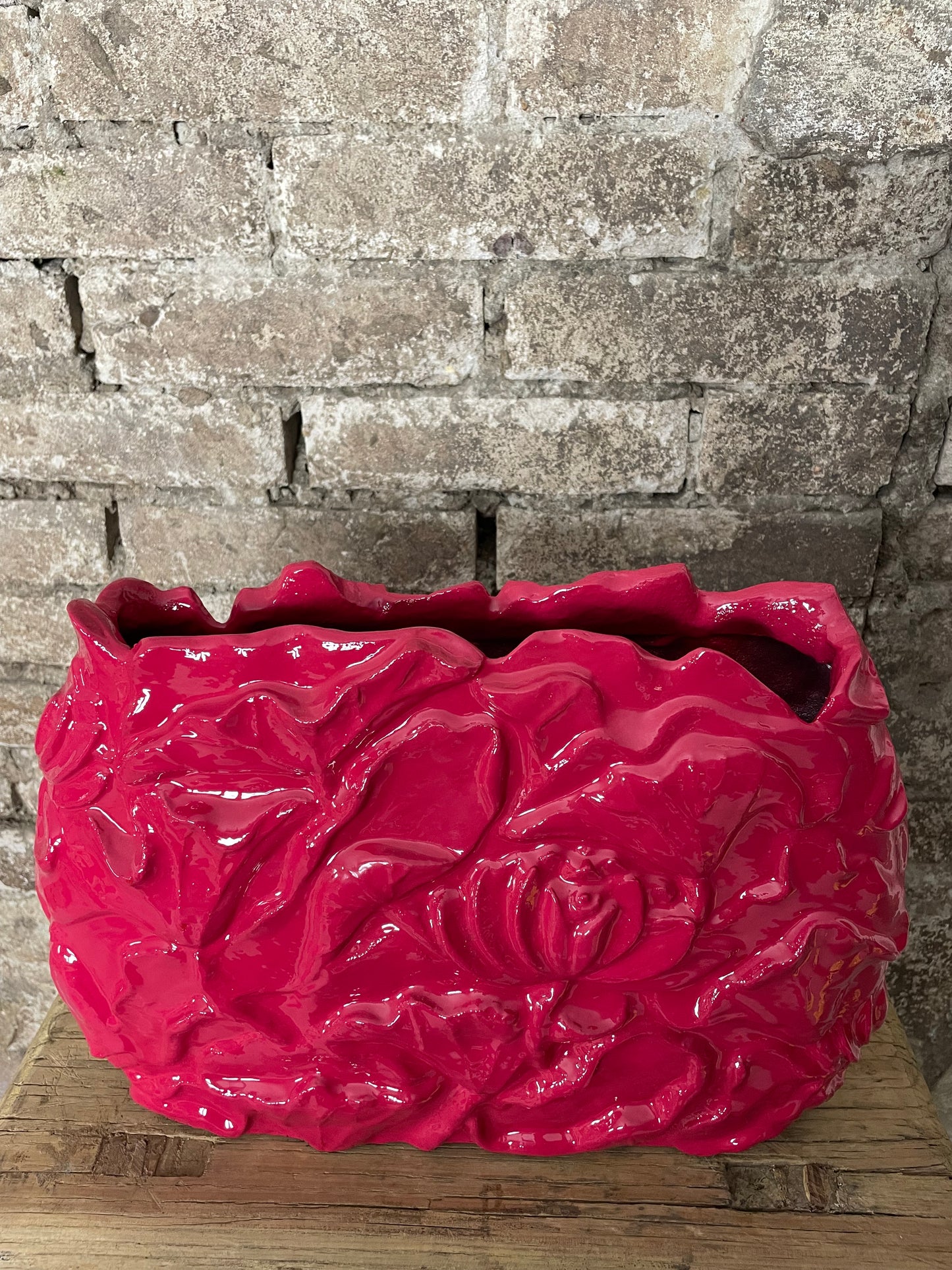 Vaas met bloemen reliëf.