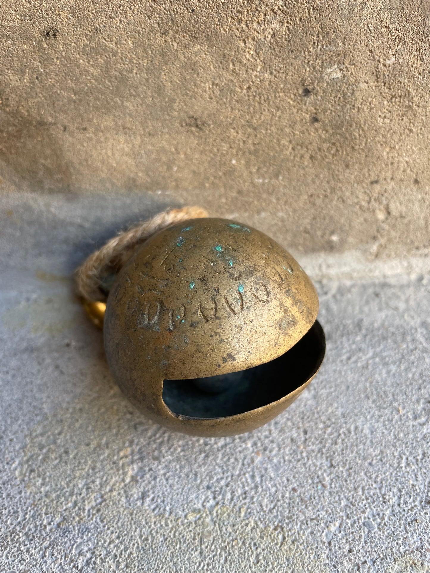 Oude Brass bel uit India