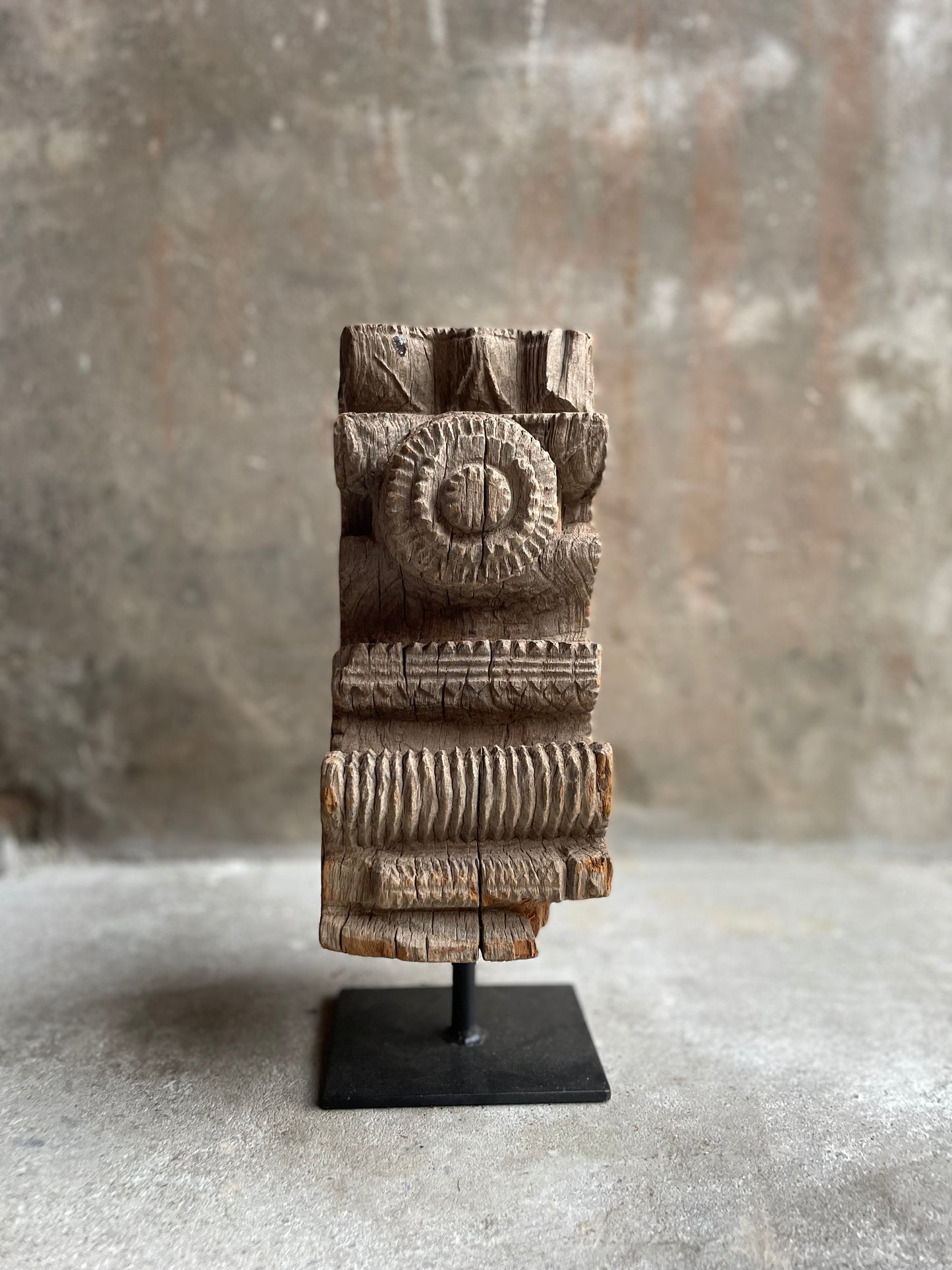 Oud houtsnijwerk uit Indiase tempel