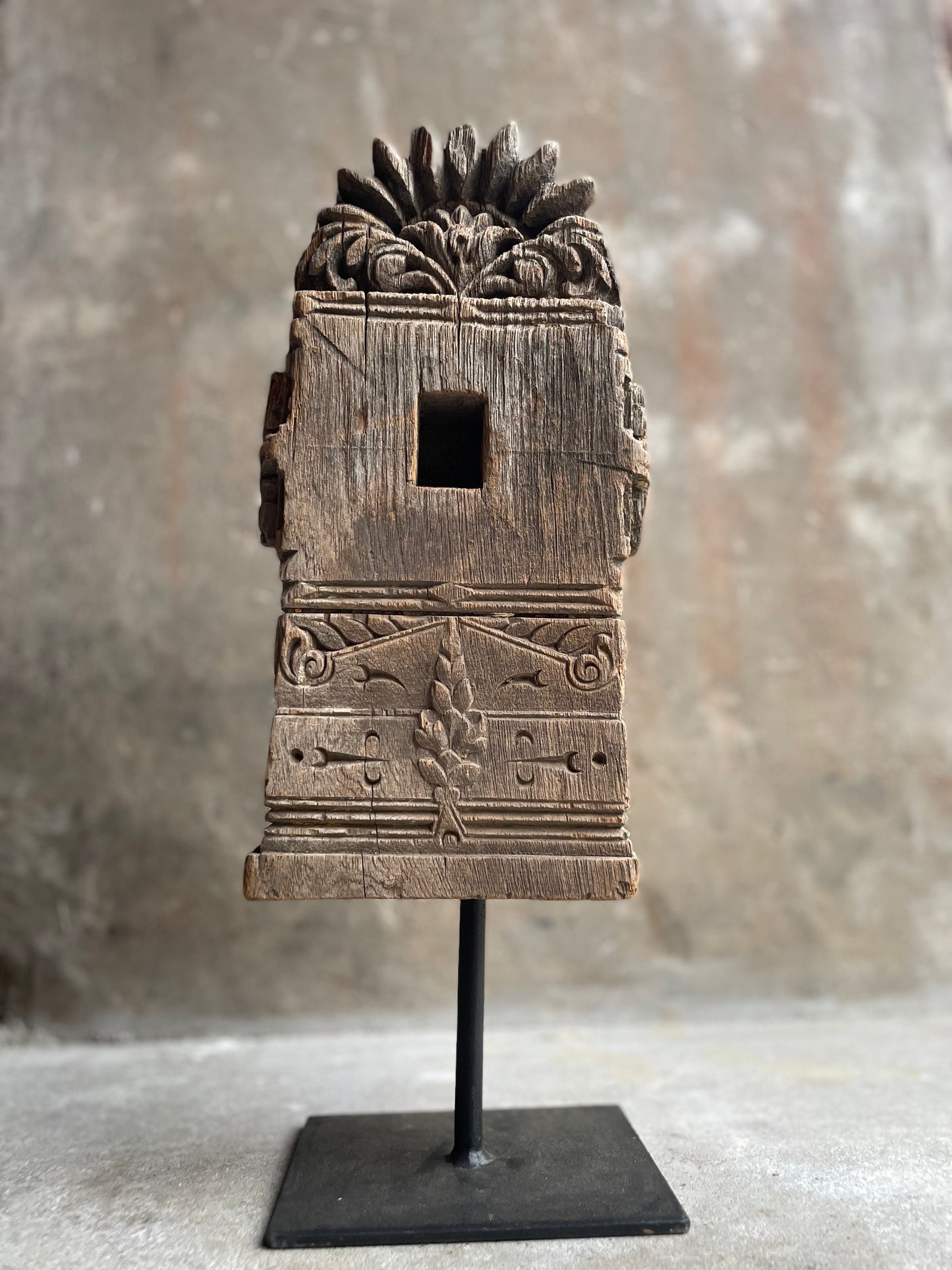 Oud houtsnijwerk uit Indiase tempel