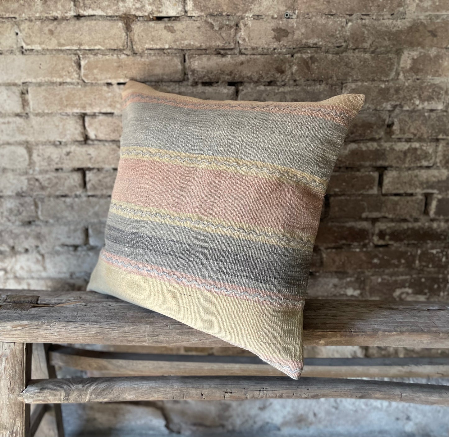 Kussen uniek en oud kelim