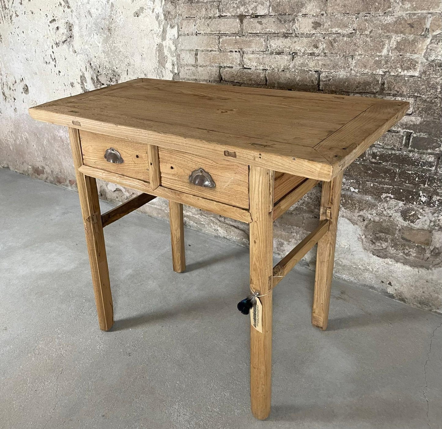 Side table van massief elmwood – natuurlijke houtkleur, met twee lades