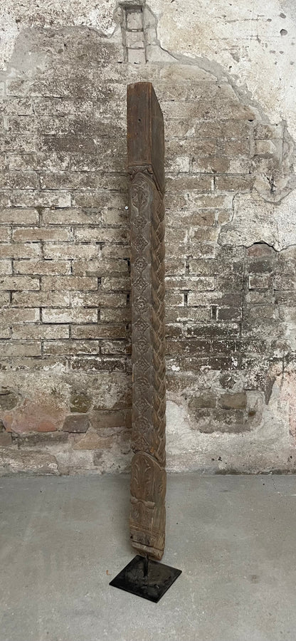 Sierlijk houtsnijwerk op voet