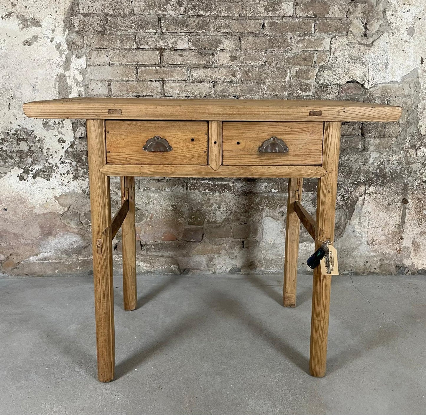 Side table van massief elmwood – natuurlijke houtkleur, met twee lades