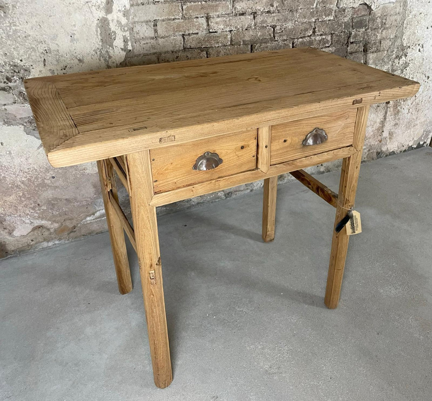 Side table van massief elmwood – natuurlijke houtkleur, met twee lades