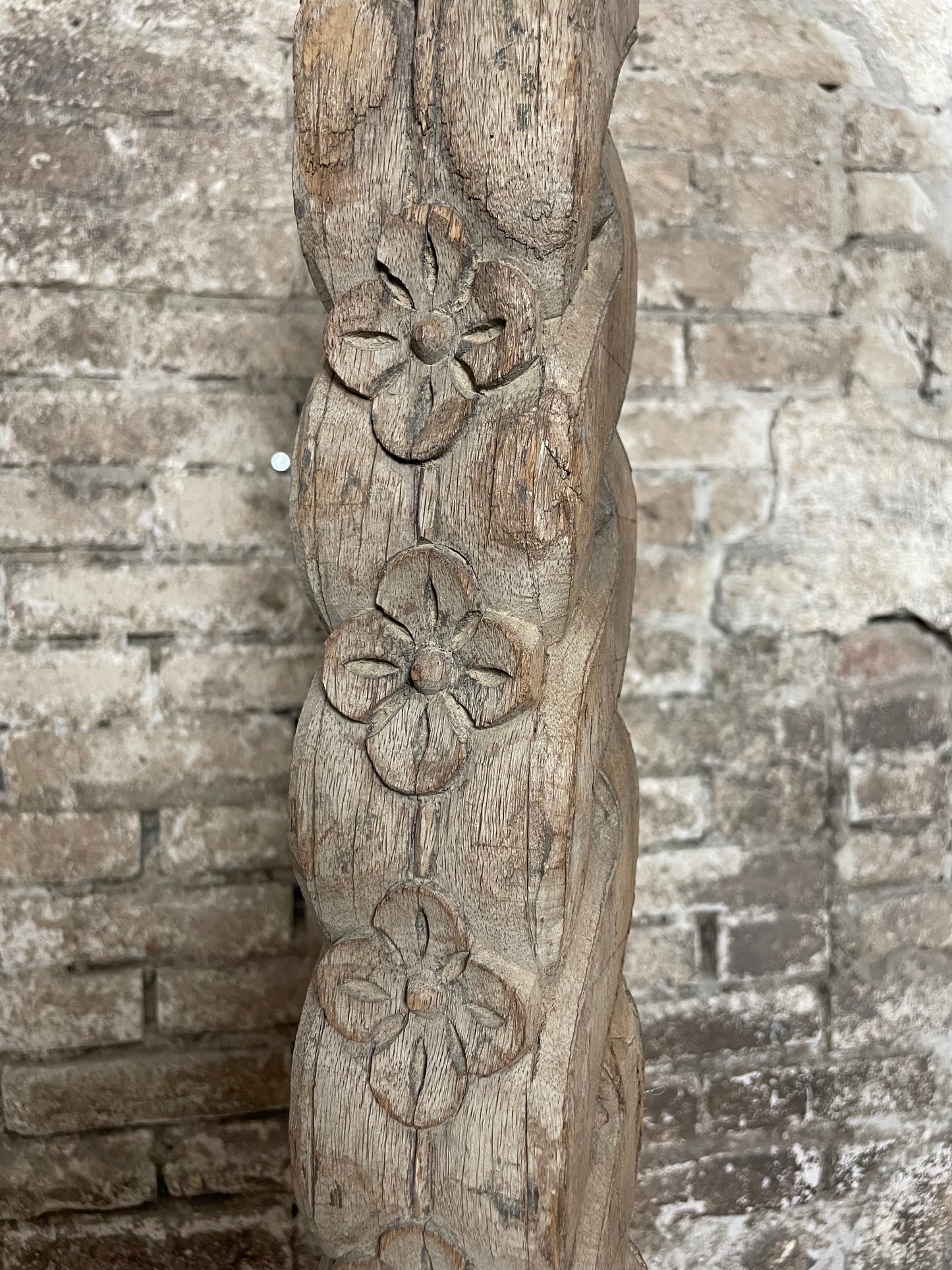 Sierlijk houtsnijwerk op voet