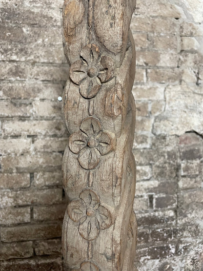 Sierlijk houtsnijwerk op voet