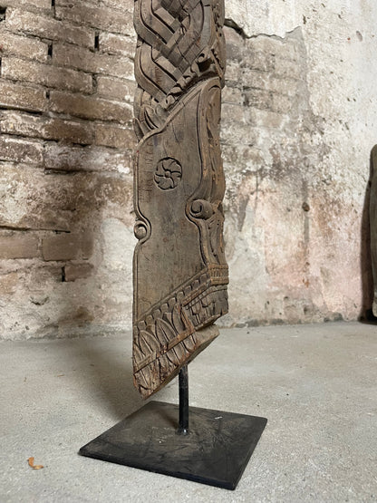 Sierlijk houtsnijwerk op voet