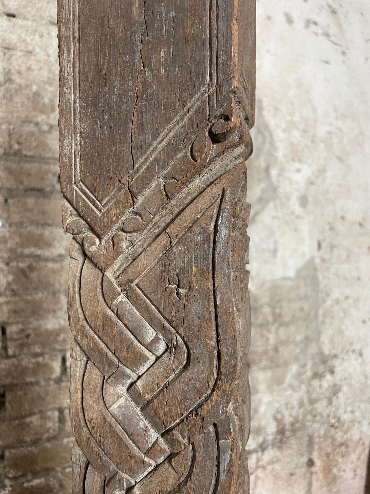 Sierlijk houtsnijwerk op voet