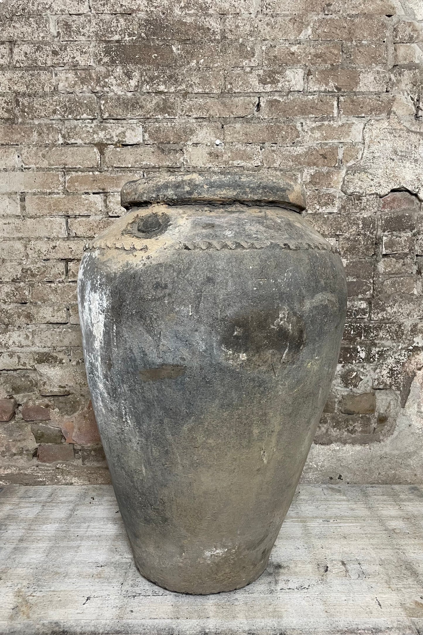 Handgemaakte Indiase aardewerken kruik