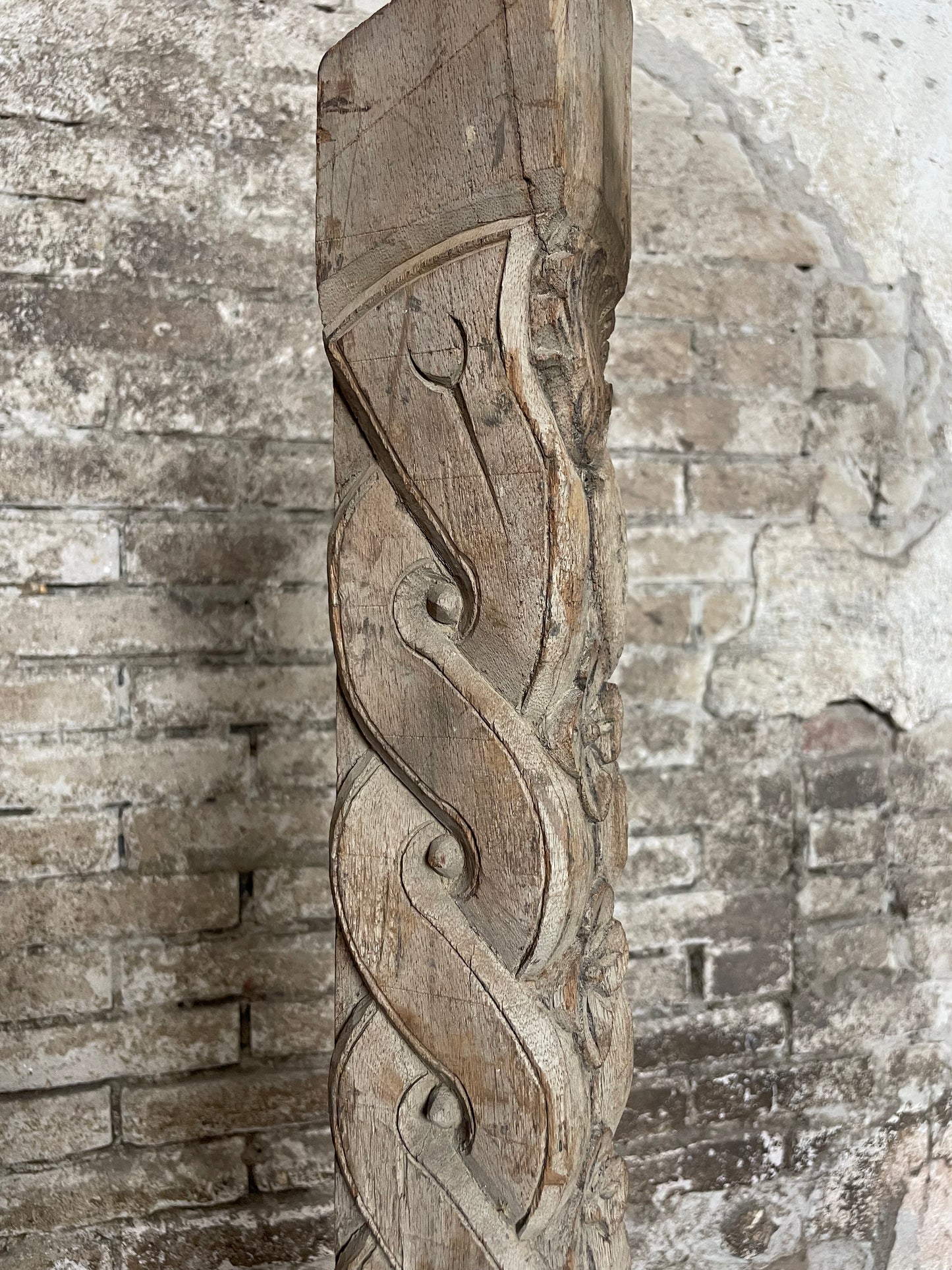 Sierlijk houtsnijwerk op voet