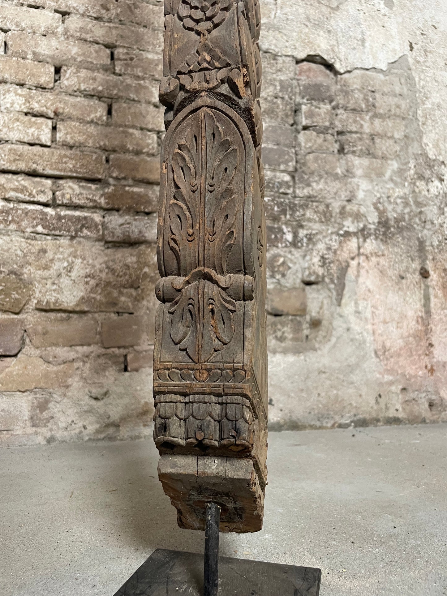 Sierlijk houtsnijwerk op voet