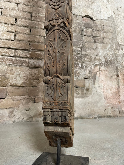 Sierlijk houtsnijwerk op voet