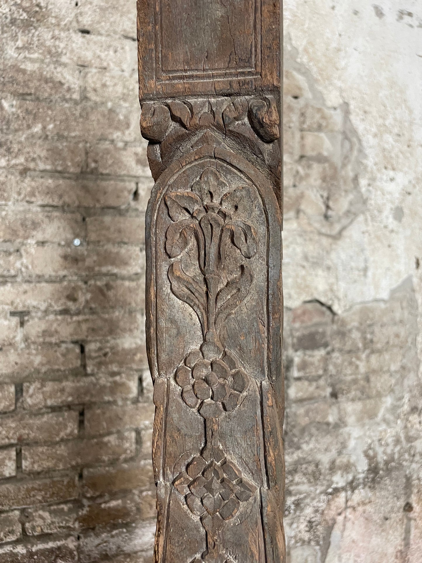 Sierlijk houtsnijwerk op voet