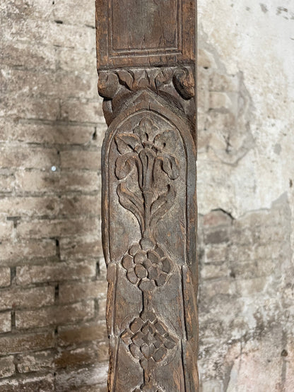 Sierlijk houtsnijwerk op voet