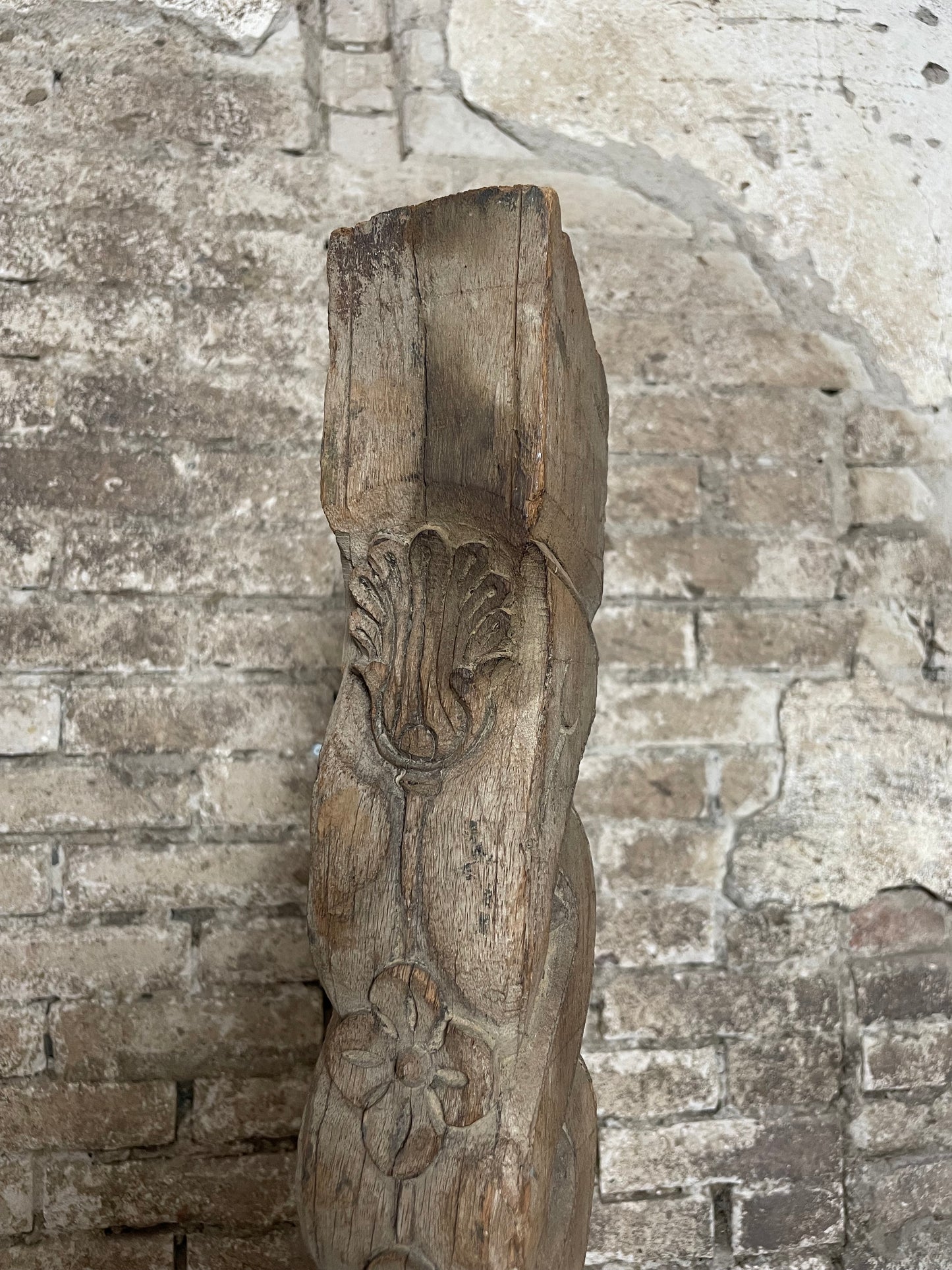 Sierlijk houtsnijwerk op voet