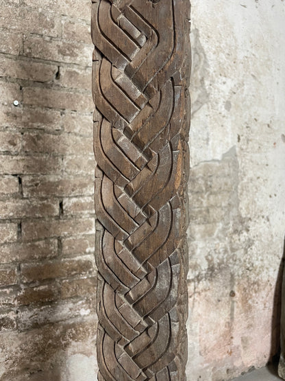 Sierlijk houtsnijwerk op voet