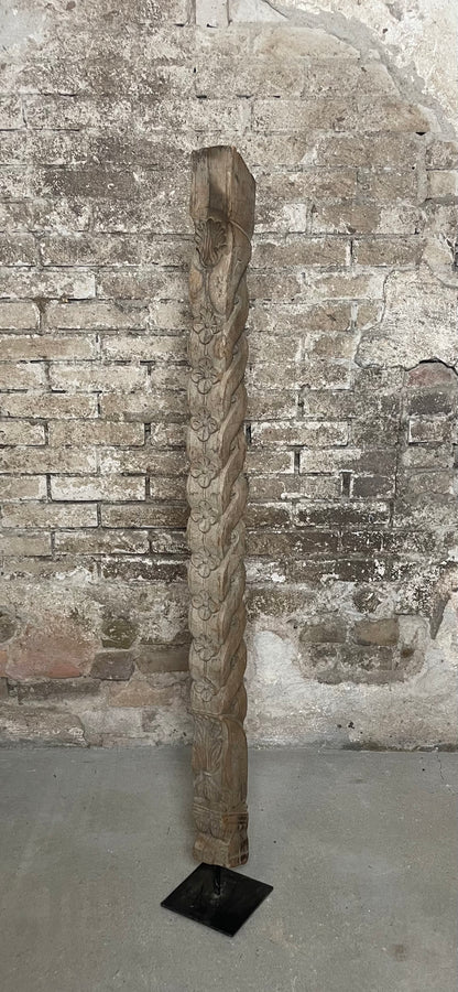 Sierlijk houtsnijwerk op voet