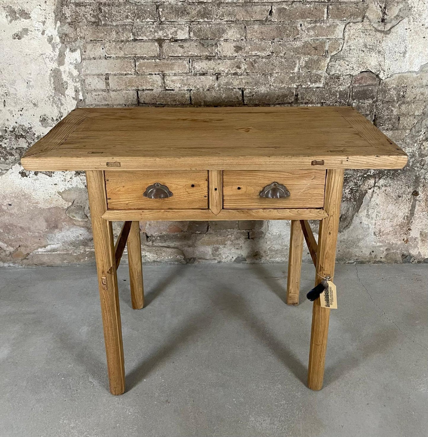Side table van massief elmwood – natuurlijke houtkleur, met twee lades